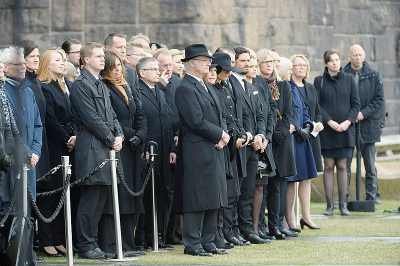 Les responsables politiques et la famille royale suédoise observent une minute de silence à Stockholm, le 10 avril 2017 - Anders WIKLUND [TT News Agency/AFP]