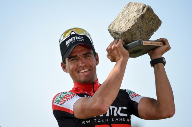Le Belge Greg Van Avermaet soulève le trophée apès avoir remporté la 115e édition de Paris-Roubaix, le 9 avril 2017 à Roubaix - François LO PRESTI [AFP]