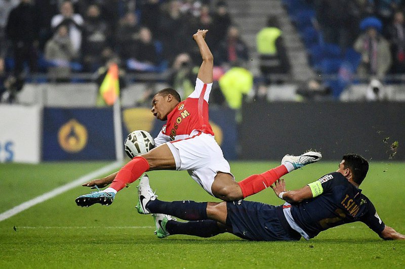 L'attaquant de Monaco Kylian Mbappé (g) se fait tacler par le défenseur du PSG Thiago Silva en Coupe de France au Parc OL, le 1er avril 2017 - JEFF PACHOUD [AFP/Archives]