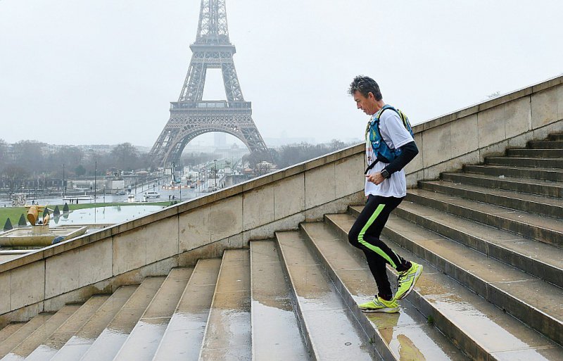 Le coureur français Serge Girard lors de son départ depuis Paris le 31 janvier 2016 - ALAIN JOCARD [AFP/Archives]