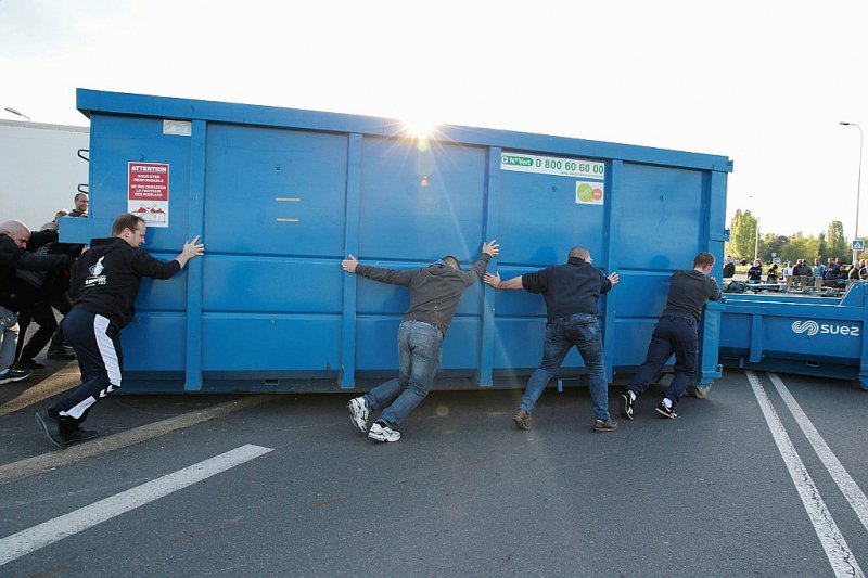 Des manifestants poussent un conteneur pour bloquer l'accès de la prison de Fleury-Mérogis, dans l'Essonne, près de Paris, le 10 avril 2017 - GEOFFROY VAN DER HASSELT [AFP]