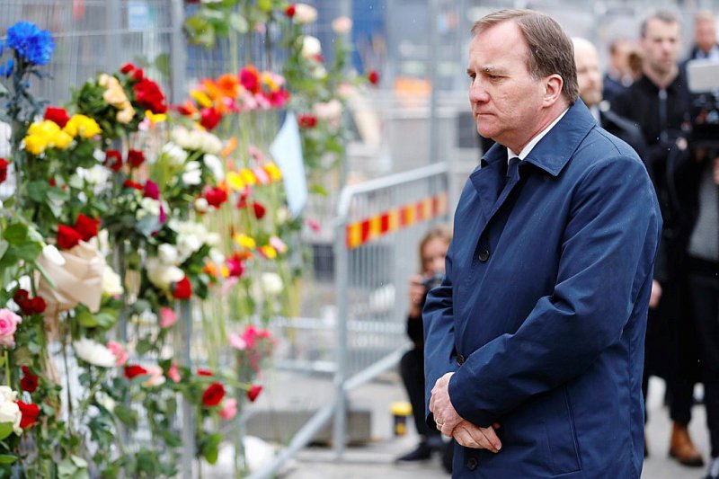 Le Premier ministre suédois Stefan Lofven se recueille le 8 avril 2017 à Stockholm devant un mémorial aux victimes de l'attentat - Odd ANDERSEN [AFP/Archives]