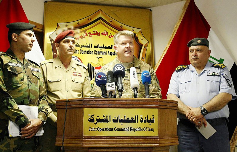 Le colonel américain John L. Dorrian (C) et le général irakien Yahya Rassoul (2ème G), lors d'une conférence de presse à Bagdad le 11 avril 2017 - SABAH ARAR [AFP]