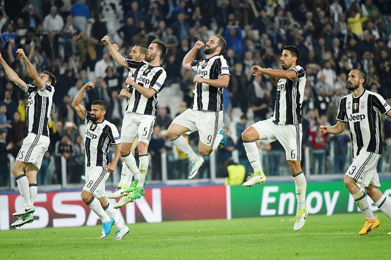 La joie des joueurs de la Juventus après leur succès face à Barcelone, le 11 avril 2017 à Turin - Miguel MEDINA [AFP]
