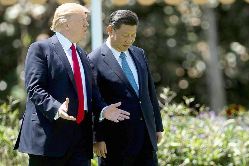 Le président américain Donald Trump (g) et son homologue chinois Xi Jinping à Mar-a-Lago, le 7 avril 2017 à West Palm Beach, en Floride - JIM WATSON [AFP/Archives]