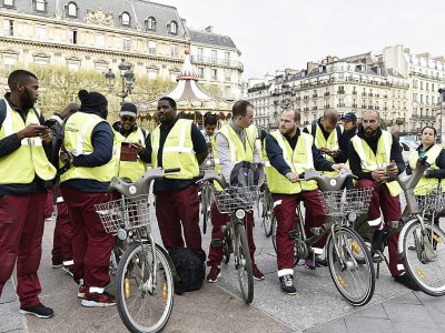 Des employés de Cyclocity, branche de JC Decaux qui gère le service Vélib, manifestent devant la Mairie de Paris, le 4 avril 2017 - PHILIPPE LOPEZ [AFP/Archives]