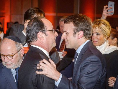 Le président français François Hollande (g) et le candidat du mouvement En Marche! à la présidentielle, Emmanuel Macron, se saluent au dîner annuel du Crif, à Paris le 22 février 2017 - Christophe Petit Tesson [POOL/AFP/Archives]