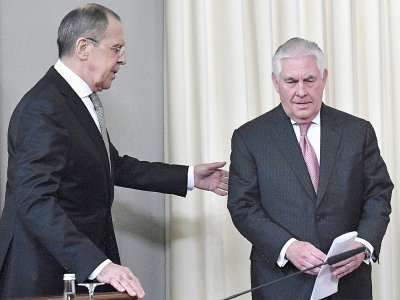 Le ministre russe des Affaires étrangères Sergueï Lavrov et le secrétaire d'Etat américain Rex Tillerson arrivent à une conférence de presse après leurs discussions à Moscou le 12 avril 20177 - Alexander NEMENOV [AFP/Archives]