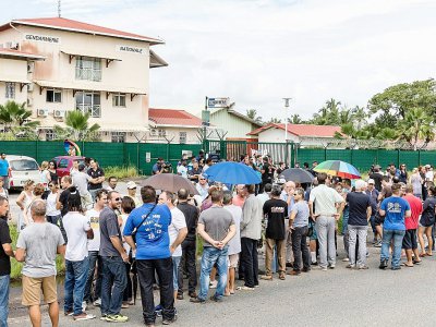 Des manifestants font la queue pour déposer des plaintes contres les blocages en Guyane, à Kourou le 11 avril 2017 - jody amiet [AFP]
