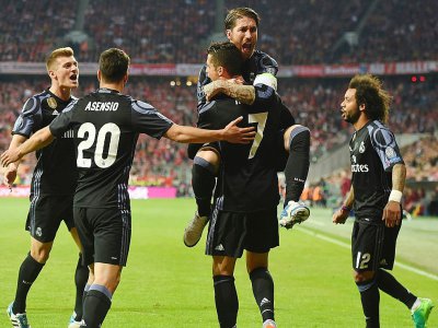 Cristiano Ronaldo (c) félicité par ses coéquipiers après son 2e but pour le Real contre le Bayern, le 12 avril 2017 à Munich - Christof STACHE [AFP]
