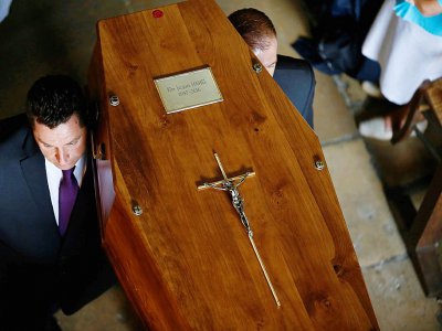 Le cercueil du père Jacques Hamel, dans la cathédrale de Rouen, le 2 août 2016 - CHARLY TRIBALLEAU [POOL/AFP/Archives]