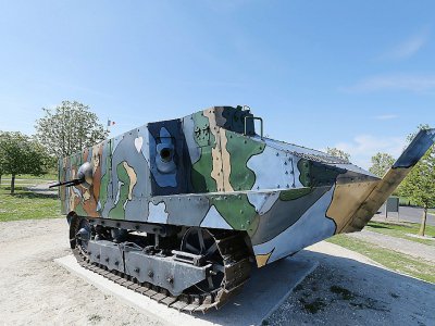 Une réplique du premier char français, le Schneider CA1, à côté du Chemin des Dames, le 6 avril 2017 - FRANCOIS NASCIMBENI [AFP]
