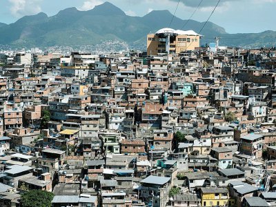 Le téléphérique au-dessus de la favela Alemao à Rio de Janeiro, photographié le 3 avril 2017 - YASUYOSHI CHIBA [AFP]