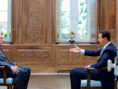 Le président syrien Bachar el-Assad (D) interviewé par le journaliste de l'AFP Sammy Ketz le 12 avril 2017 à Damas - Handout [Syrian Presidency Press Office/AFP]