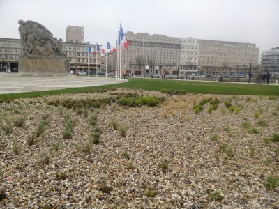 La nouvelle place du Général de Gaulle avec des plantes, de la pelouse et toujours le monument aux morts. - Gilles Anthoine
