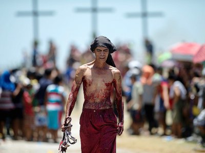 Un pénitent s'étant flagellé lors d'un crucifiement, le 14 avril 2017 près de San Fernando au nord de Manille - NOEL CELIS [AFP]