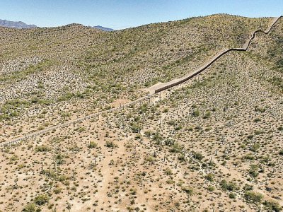 Une barrière de métal le long de la frontière entre le désert d'Altar dans l'Etat de Sonora au Mexique, et le désert d'Arizona, aux Etats-Unis, le 27 mars 2017 - PEDRO PARDO [AFP/Archives]