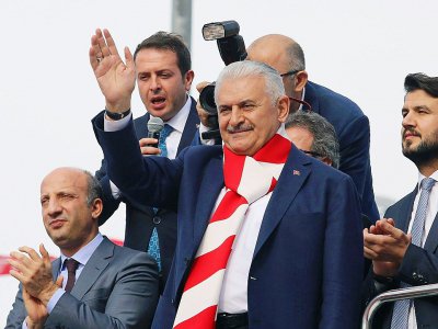 Le Premier ministre turc Binali Yildrim (c) salue la foule à Ankara, le 14 avril 2017 - ADEM ALTAN [AFP]