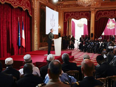 François Hollande (D) préside à l'Elysée une cérémonie de réintégration dans la nationalité française de 28 anciens tirailleurs sénégalais, le 15 avril 2017 à Paris - GEOFFROY VAN DER HASSELT [POOL/AFP]