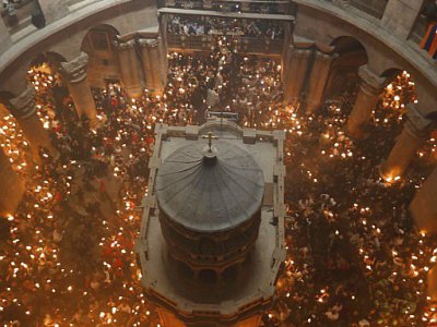 Une foule de pèlerins à la traditionnelle cérémonie du du "samedi des lumières" de la Pâque orthodoxe dans l'église du Saint-Sépulcre dans la Vieille ville de Jérusalem, le 15 avril 2017 - MENAHEM KAHANA [AFP]