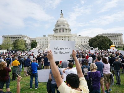 Manifestation pour appeler le président Donald Trump à rendre publiques ses déclarations de revenus et d'impôts, le 15 avril 2017 à Washington - Mandel Ngan [AFP]