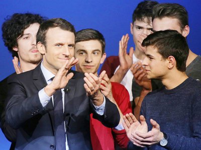 Emmanuel Macron entouré par des supporters, lors d'un meeting à Saint-Priest-Taurion, le 25 février 2017 - PASCAL LACHENAUD [AFP/Archives]