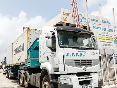 Un camion quitte le port de Cayenne pour livrer des marchandises arrivées par containers, le 15 avril 2017 en Guyane - jody amiet [AFP]