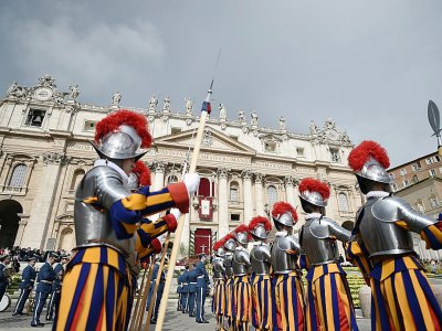 Les gardes suisses place Saint-Pierre avant la messe de Pâques, le 16a vril 2017 au Vatican - TIZIANA FABI [AFP]