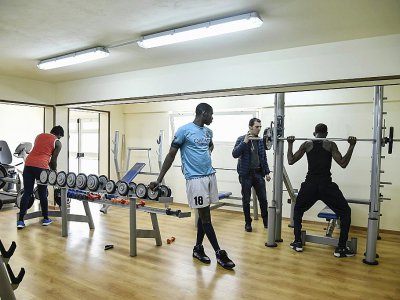 Des migrants de Gambie, du Nigeria, de Gambie, s'entraînent dans une salle de sports, le 6 avril 2017 à Sant'Alessio in Aspromonte, en Calabre - Andreas SOLARO [AFP]