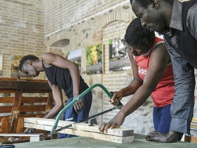 Des migrants du Mali, du Nigeria et du Ghana apprennent la menuiserie, le 6 avril 2017 à Sant'Alessio in Aspromonte, en Calabre - Andreas SOLARO [AFP]