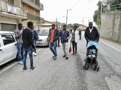 Des migrants se promènent dans une rue de Sant'Alessio in Aspromonte, le 6 avril 2017 en Calabre - Andreas SOLARO [AFP]