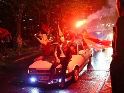 Des partisans du président turc Recep Tayyip Erdogan, le 16 avril à Istanbul - OZAN KOSE [AFP]