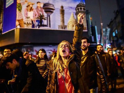 Une opposante au résultat du référendum sur le renforcement des pouvoirs du président turc Recep Tayyip Erdogan, le 16 avril à Istanbul - YASIN AKGUL [AFP]
