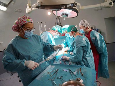 Des chirurgiens procèdent à la transplantation d'un rein pour le patient Juan Benito Druet, le 28 février 2017 à l'hôpital La Paz de Madrid - PIERRE-PHILIPPE MARCOU [AFP]