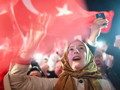 Une supportrice de Recep Tayyip Erdogan le 16 avril 2017 à Istanbul - Bulent Kilic [AFP]