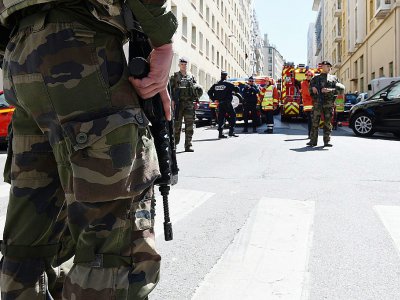 Des soldats, des policiers et des pompiers à Marseille le 18 avril 2017 - boris HORVAT [AFP]