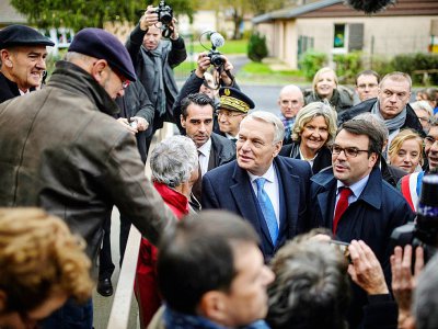 Le Premier ministre Jean-Marc Ayrault et Thomas Thévenoud visitent l'école Danielle Gouze-Mitterrand à Cluny, le 15 novembre 2013 - JEFF PACHOUD [AFP/Archives]