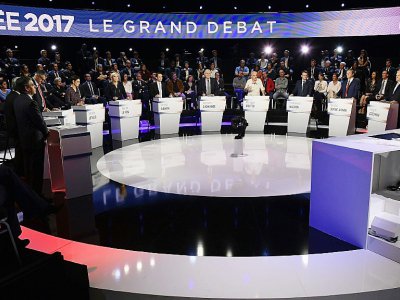 Les candidats à l'élection présidentielle lors du grand débat sur BFM-TV et CNews, le 4 avril 2017 - Lionel BONAVENTURE [POOL/AFP/Archives]