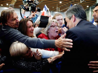 François Fillon accueilli par des partisans à Lille le 18 avril 2017 - Christian Hartmann [POOL/AFP]