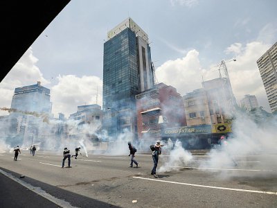 Des heurts entre des manifestants d'opposition et la police à Caracas, au Venezuela, le 19 avril 2017 - Juan BARRETO [AFP]