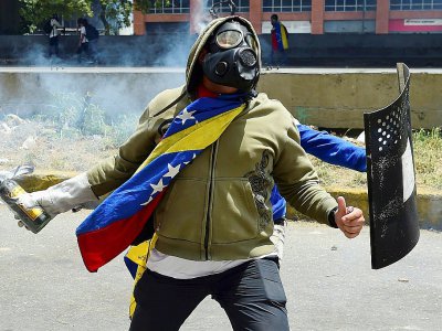 Un manifestant opposé à Nicolas Maduro, le 19 avril 2017 à Caracas - Ronaldo SCHEMIDT [AFP]
