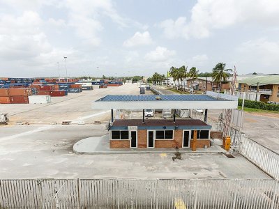 Le principal port de Cayenne, à l'arrêt à cause du mouvement social en Guyane, le 3 avril 2017 - jody amiet [AFP/Archives]