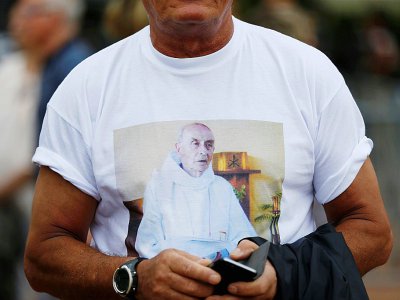 A Saint-Etienne-du-Rouvray (Seine-Maritime) le 28 juillet 2016, un homme porte un T-Shirt avec le portrait du père Hamel, assassiné deux joursplus tôt - CHARLY TRIBALLEAU [AFP/Archives]