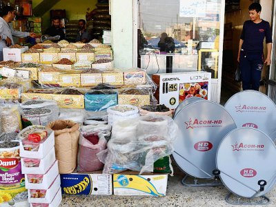 Des antennes paraboles en vente dans un magasin à Mossoul-Est, le 15 avril 2017 - CHRISTOPHE SIMON [AFP]
