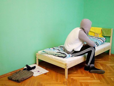 Un homosexuel Tchétchène qui a fui la petite république musulmane du Caucase russe pour ne pas être tué, le 17 avril 2017 dans son appartement de Moscou - Naira DAVLASHYAN [AFP]