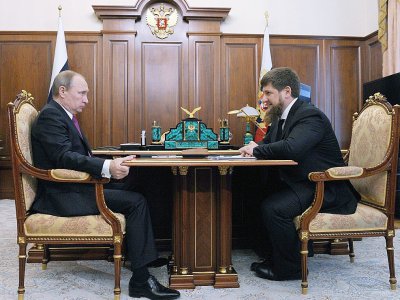Le président russe Vladimir Poutine (g) rencontre le leader tchétchène Ramzan Kadyrov, au Kremlin, le 25 mars 2016 - MIKHAIL KLIMENTYEV [Sputnik/AFP/Archives]