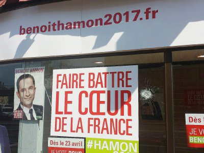 Un coup a été portée à la vitrine de la permanence de campagne de Benoît Hamon (PS) à Caen, jeudi 20 avril 2017. - Margaux Rousset