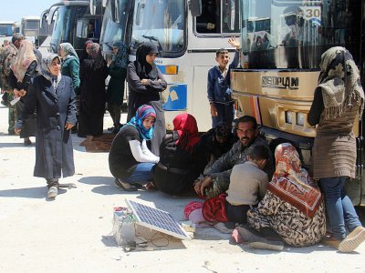 Des civils syriens dans une zone de transit, le 20 avril 2017 près d'Alep - Omar haj kadour [AFP]