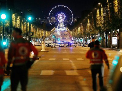 Des secouristes sur les Champs-Elysées à Paris, le 20 avril 2017 - THOMAS SAMSON [AFP]