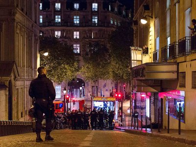 Un policier sur les Champs-Elysées à Paris, le 20 avril 2017 - Lara PRIOLET [AFP]
